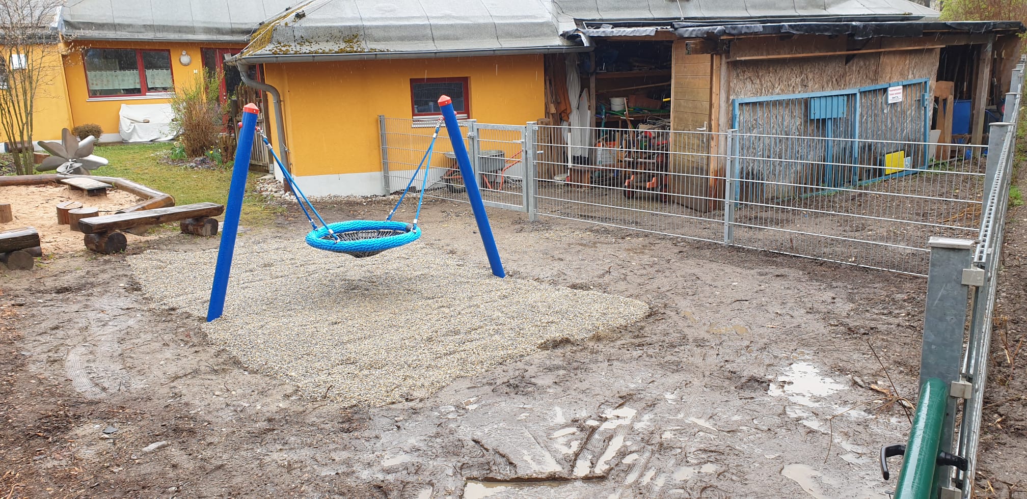 Montage und Aufbau einer Kinderschaukel im Garten