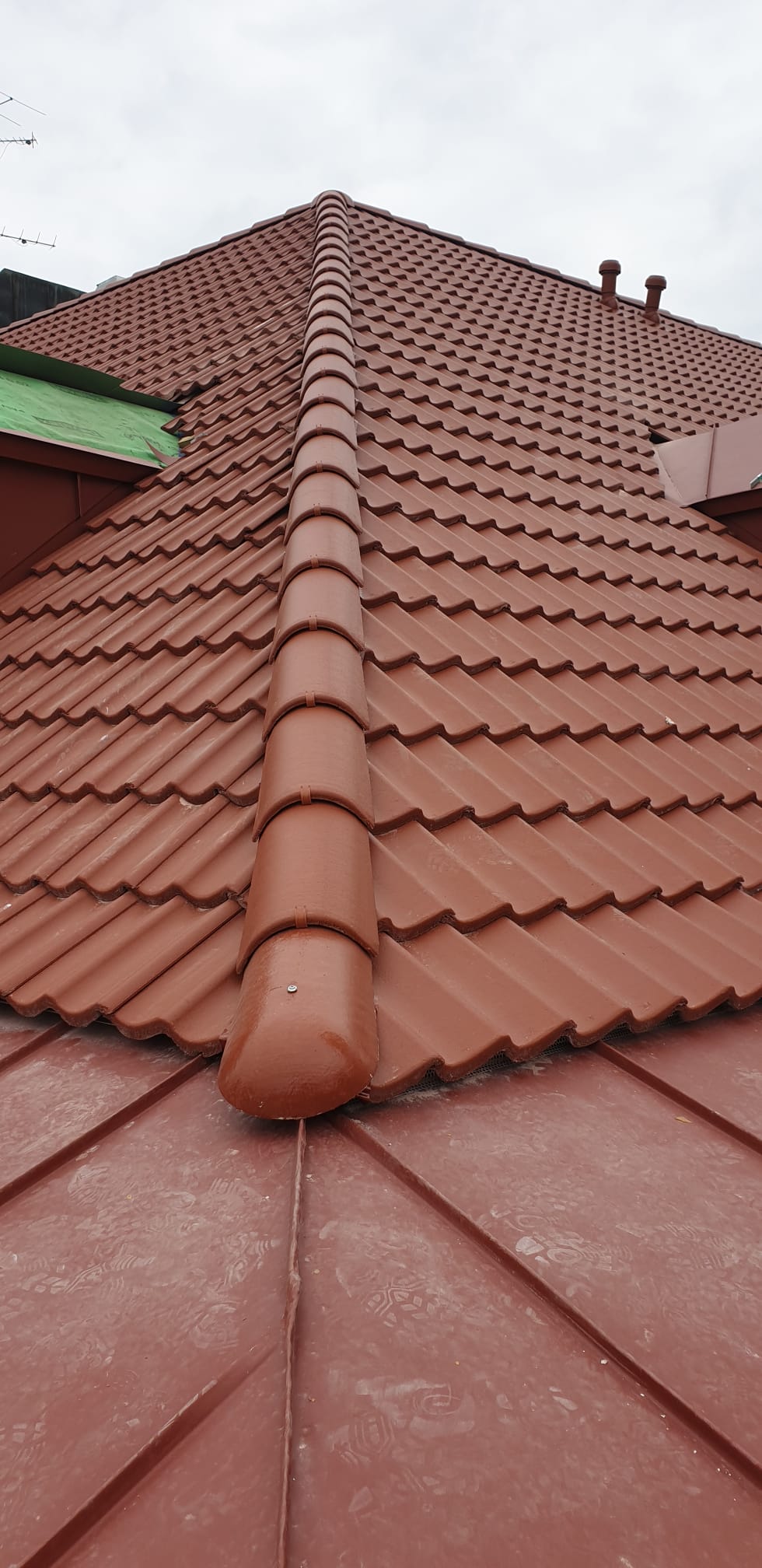 Spenglerarbeiten mit Blechverkleidungen und dichter Dachrinnenmontage in Augsburg