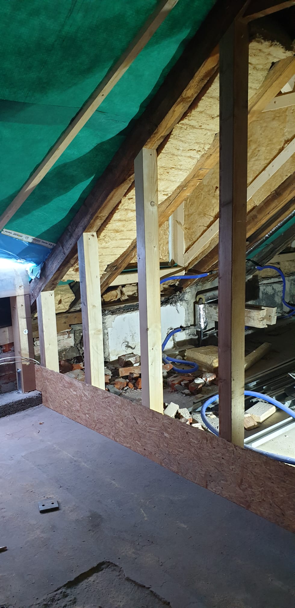 Fertiggestellter Dachausbau mit Gauben verkleidet und dichter Eindeckung