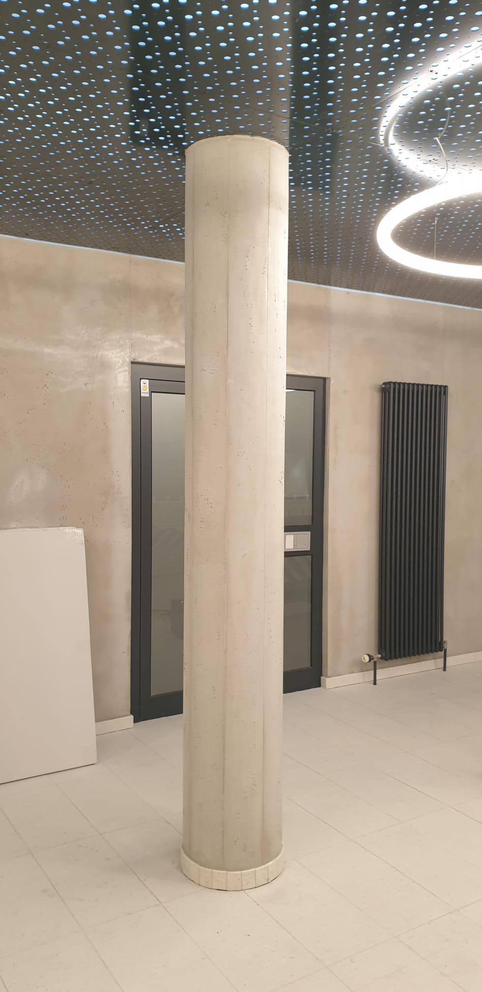Moderne Decken- und Beleuchtungsgestaltung im Ausbau