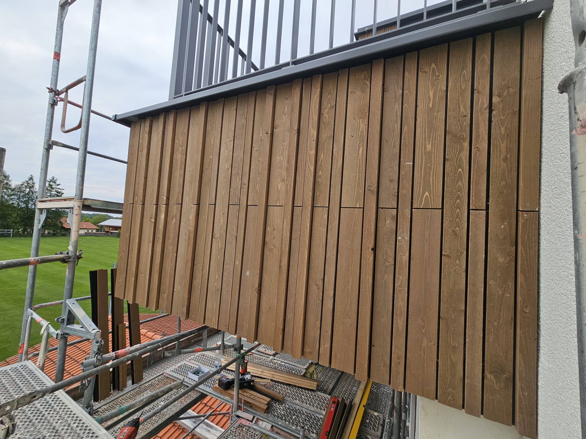 Fachgerechte Montage einer wetterfesten Holzfassade mit Hinterlüftung durch Style Bau GmbH