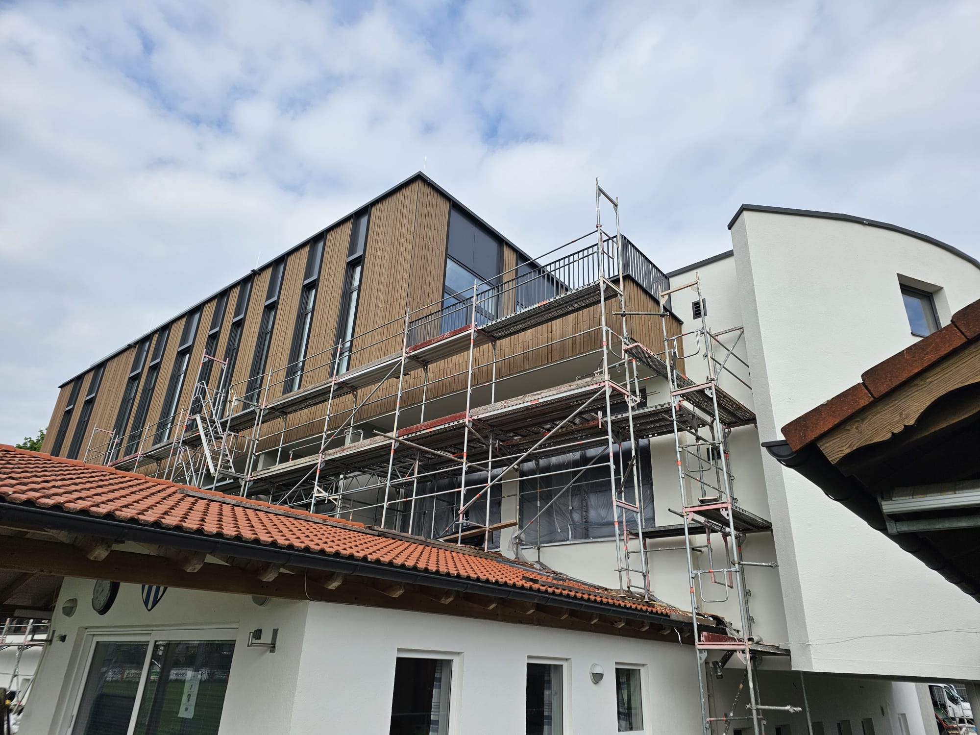 Detailansicht der Holzverkleidung an der Fassade mit präziser Eckverarbeitung