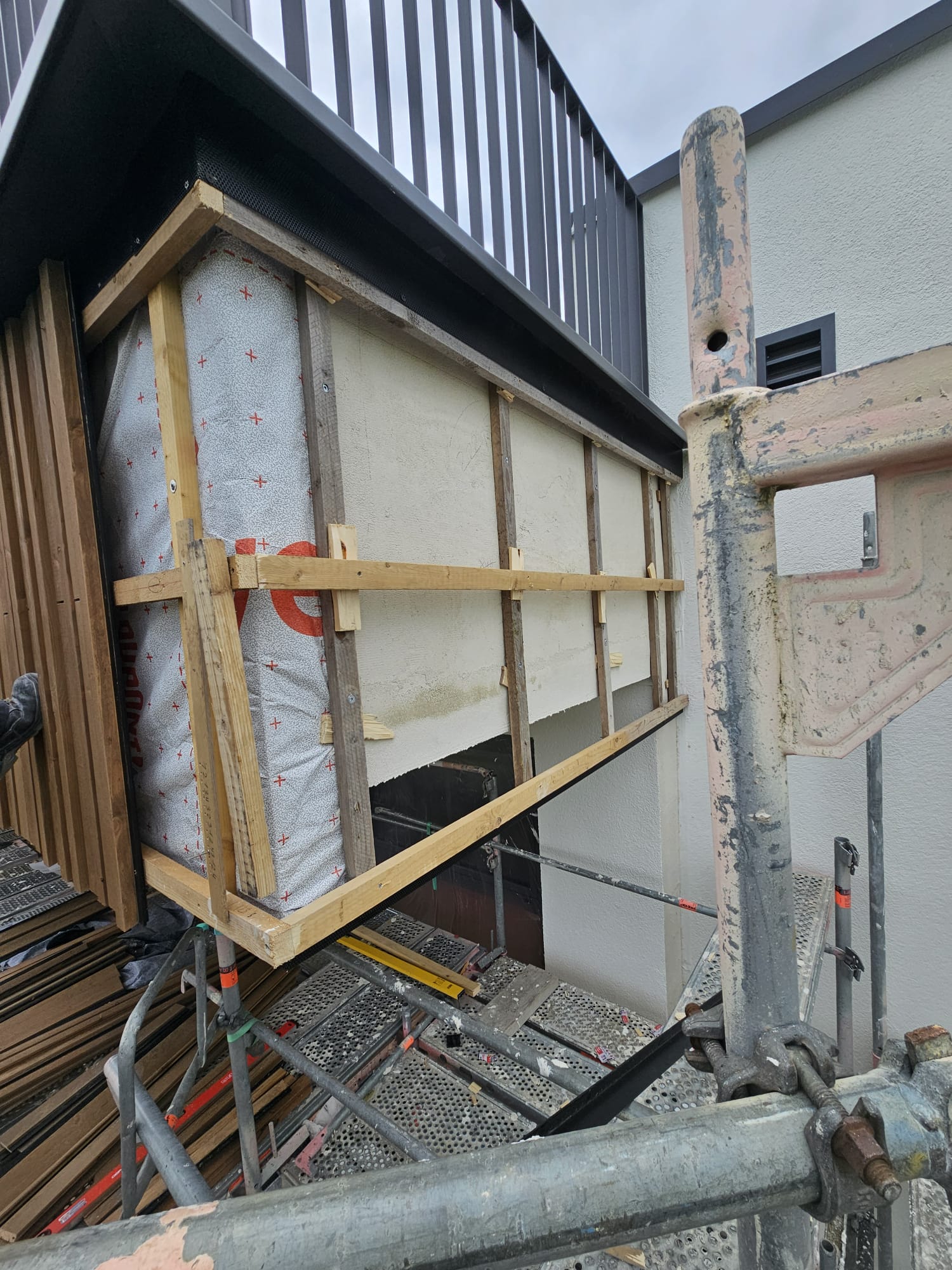 Fertiggestellte Fassade mit langlebiger Holzverkleidung für Wohnhäuser in Augsburg