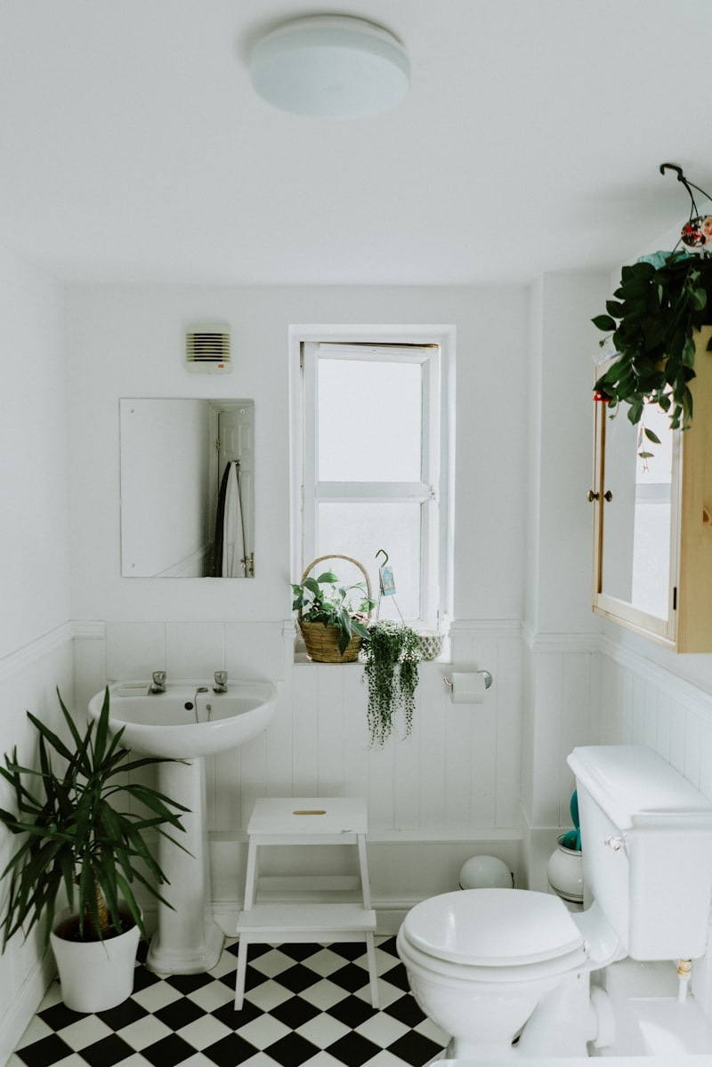 Modernes Badezimmer mit stilvollen Großformatfliesen an Wand und Boden