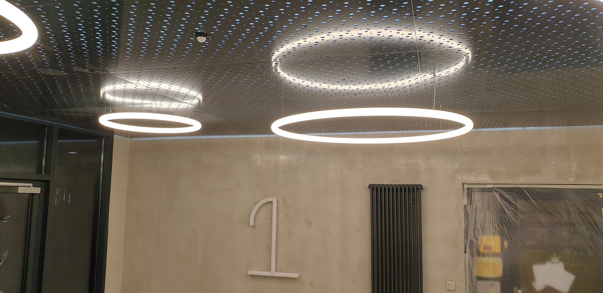Moderne Wohnräume mit hochwertigem Holzeffekt-Parkett und Design-Vinyl